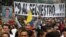 Personas sostienen una pancarta durante una protesta en contra de los secuestros, el martes 6 de diciembre de 2011, en Bogotá. 