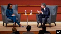 토니 블링컨(오른쪽) 미 국무장관이 17일 캘리포니아주에 있는 스탠퍼드대학교 후버연구소 주최 대담에서 발언하고 있다. 왼쪽은 후버연구소장인 콘돌리자 라이스 전 국무장관.