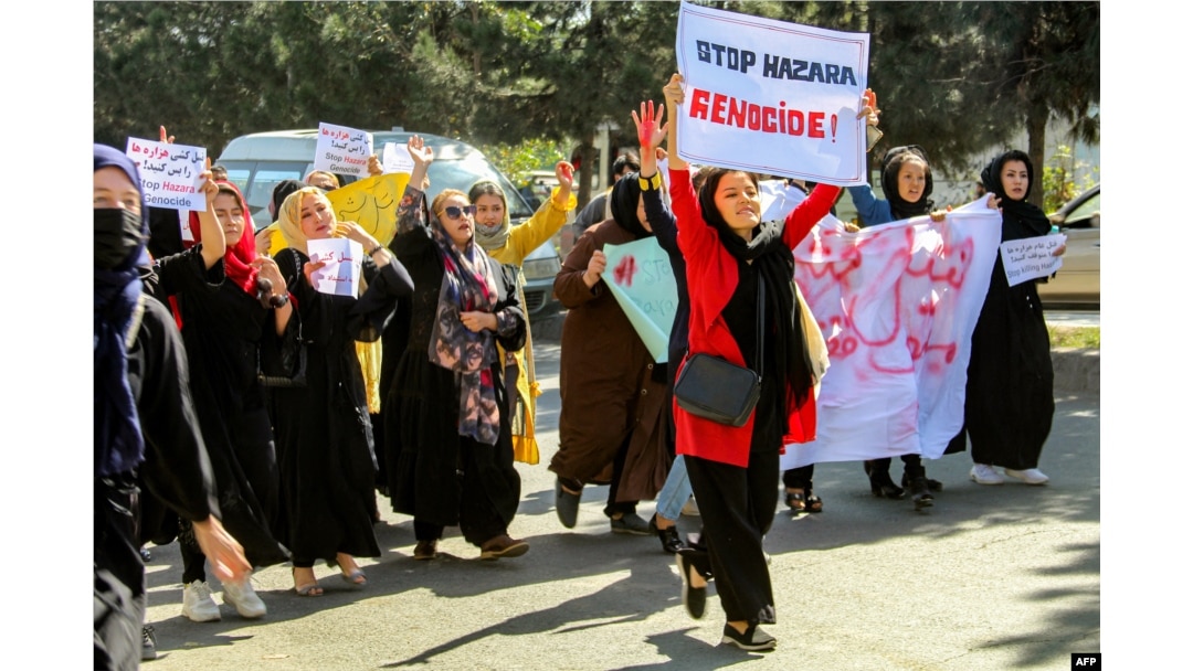 هزاره برادريءَ جي نسل ڪشي بند ڪريو جا پلي ڪارڊ کڻي شاگردياڻيون احتجاج ڪري رهيون آهن. پهرين آڪٽوبر 2022 (فائيل فوٽو)