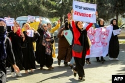 هزاره برادريءَ جي نسل ڪشي بند ڪريو جا پلي ڪارڊ کڻي شاگردياڻيون احتجاج ڪري رهيون آهن. پهرين آڪٽوبر 2022 (فائيل فوٽو)