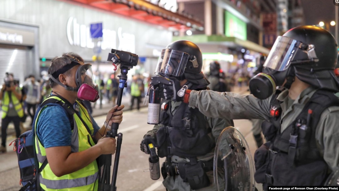 陈朗升在2019年采访反修例社会运动期间，在前线面对警察 (图片来源：陈朗升个人脸书网站)