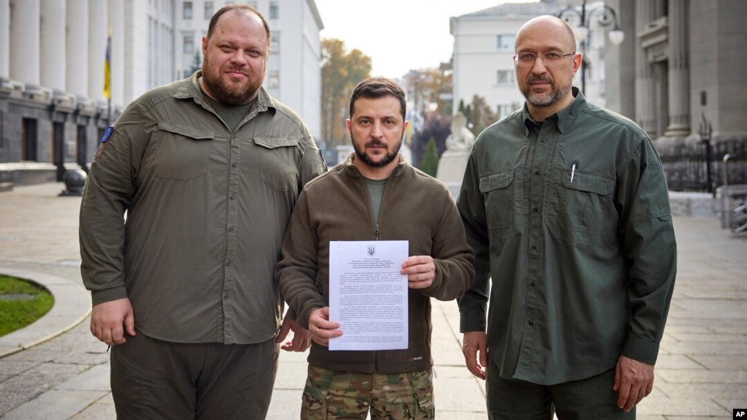 Presiden Ukraina Volodymyr Zelenskyy (tengah) menandatangani dokumen aplikasi percepatan keanggotaan dengan NATO hari Jumat (30/9). 