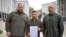 រូប​ឯកសារ៖ ប្រធានាធិបតី​ Volodymyr Zelenskyy (កណ្តាល) កាន់​បង្ហាញ​ពាក្យ​ដាក់​​របស់​អ៊ុយក្រែន​សុំ​ពន្លឿន​ចូល​សមាជិកភាព​អង្គការ​អូតង់ កាល​ពី​ថ្ងៃ​ទី​៣០ ខែ​កញ្ញា ឆ្នាំ​២០២២។