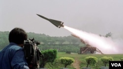 지난 1997년 타이완에서 진행된 3세대 '호크' 방공 미사일 시험 발사 현장을 취재진이 촬영하고 있다. (자료사진)