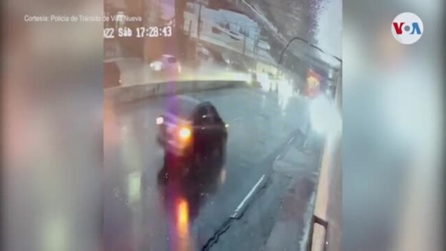 Vehículos caen en dos agujeros en una carretera de Guatemala 