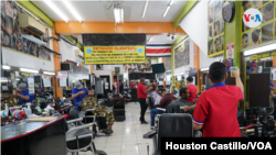 En la barbería costarricense "Solo para Varones VIP", la mayoría de sus trabajadores son nicaragüenses y han abandonado sus puestos de trabajo para irse a Estados Unidos. Foto Houston Castillo, VOA