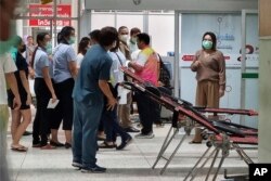 Warga mengantre untuk mendonasikan darah mereka untuk korban serangan penembakan di pusat penitipan anak pada Kamis, 6 Oktober 2022 di RS setempat di Nongbua Lamphu. (Foto: via AP)