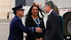 El secretario de Estado de EEUU, Antony Blinken, a la derecha, saluda a una autoridad local junto a la directora de protocolo y ceremonias de Chile, Manahi Pakarati, al centro, durante su llegada al aeropuerto de Santiago, Chile, el martes 4 de octubre de 2022.