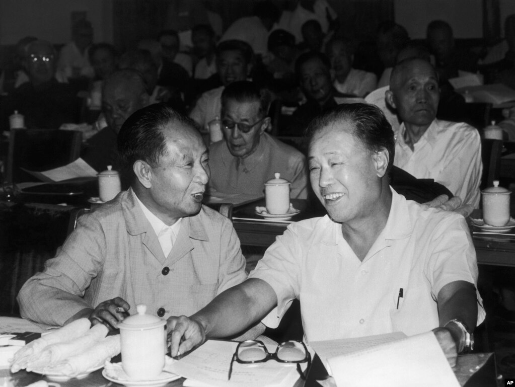 资料照：中共前领导人胡耀邦（左）和赵紫阳在中共全国代表大会上。（1982年9月9日）(photo:VOA)