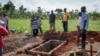 Des proches d'une femme décédée d'Ebola préparent sa tombe dans le village de Kijavuzo, district de Mubende, Ouganda, le jeudi 29 septembre 2022. (Photo AP/Hajarah Nalwadda)