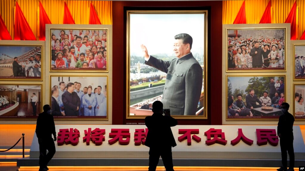 Hình ảnh ông Tập Cận Bình xuất hiện dày đặc tại thủ đô Bắc Kinh trong lúc sắp diễn ra Đại hội Đảng