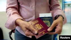 Mariana Elias muestra sus pasaportes español y venezolano en el aeropuerto Simón Bolívar, Venezuela, antes de emigrar a Barcelona, España. 