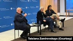 Профессор Марк Липовецкий задает вопросы писателю Владимиру Сорокину и его переводчику Максу Лоутону во время встречи в Колумбийском университете, Нью-Йорк, 4 октября 2022 года.