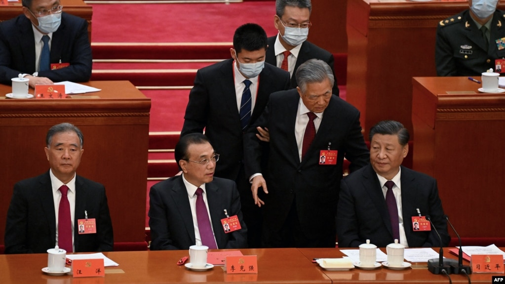 2022年10月22日，在北京人民大会堂举行的中共二十大闭幕式上，前中共总书记胡锦涛被警卫扶着离席。(photo:VOA)