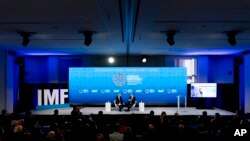 El presidente del Grupo del Banco Mundial, David Malpass, a la derecha, habla con John Lipsky durante la reunión anual de 2022 de esa entidad y el FMI en Washington, el miércoles 12 de octubre de 2022.