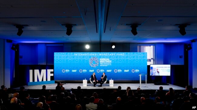 El presidente del Grupo del Banco Mundial, David Malpass, a la derecha, habla con John Lipsky durante la reunión anual de 2022 de esa entidad y el FMI en Washington, el miércoles 12 de octubre de 2022.