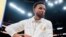 Basketbole Golden State Warriors Stephen Curry reyaji apre li resevwa bag chanpyona 2021-2022 li anvan match kont Los Angeles Lakers yo nan San Francisco, Madi 18 Oktob, 2022. 