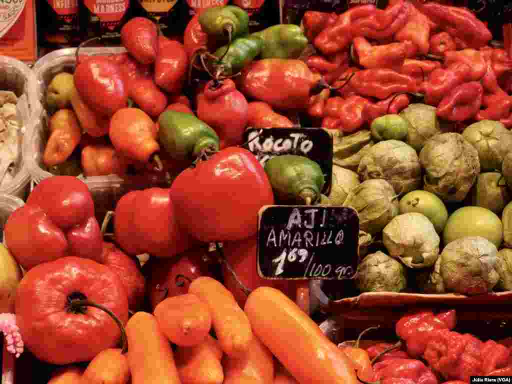 Algunas de las frutas originarias de América Latina y que se venden en varios puestos del mercado son la yuca, la fruta de la pasión, el mango, y el ají. &nbsp;
