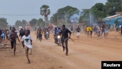Des gens manifestent à Moundou, au Tchad, le 20 octobre 2022. (Photo obtenue sur les réseaux sociaux)(Hyacinthe Ndolenodji/via Reuters)