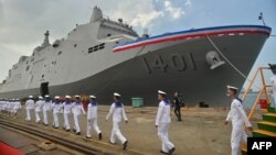 Pripadnici tajvanske mornarice hodaju u koloni pored ratnog broda klase Jušan, u Kaohsijungu, 30. septembra 2022.