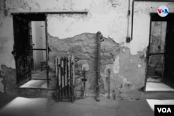 Imagen de la entrada a las estrechas celdas, ubicadas en el corredor número dos de la Penitenciaría del Estado de Pensilvania. [Foto: Ismael Rodríguez]