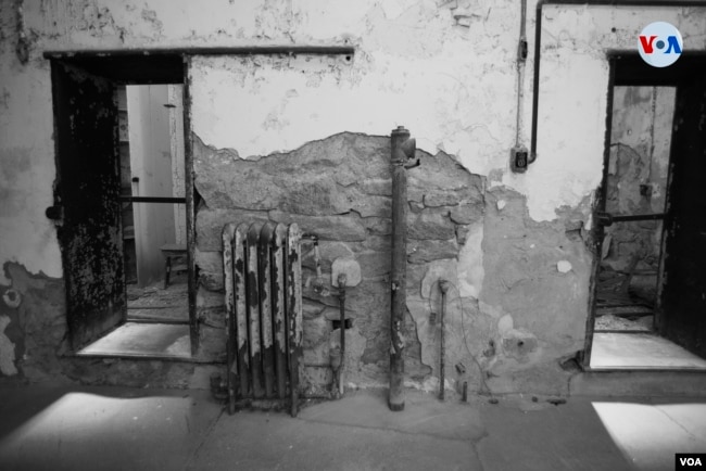 Imagen de la entrada a las estrechas celdas, ubicadas en el corredor número dos de la Penitenciaría del Estado de Pensilvania. [Foto: Ismael Rodríguez]