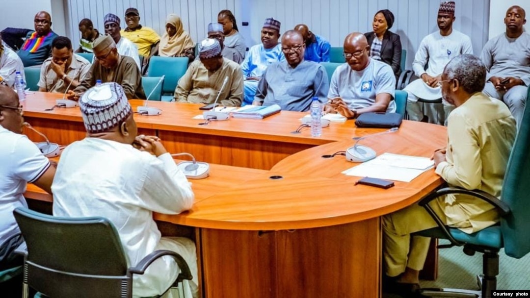 Shugabannin kungiyar ASUU tare da shugaban Majalisar wakilan Najeriya Femi Gbajabiamila yayin wani zaman sulhu da majalisar ta shirya don kawo karshen yajin aiki