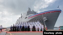 台湾总统蔡英文9月30日上午前往高雄主持“玉山军舰交舰典礼”。