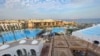 نمای کلی یک هتل با استخر در تفریحگاه دریای سرخ مصر در شهر شرم الشیخ