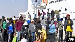 Des migrants d'Afrique subsaharienne sont secourus par la Garde nationale tunisienne, au large de la ville de Sfax, au centre de la Tunisie, le 4 octobre 2022.