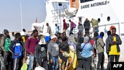 Des migrants d'Afrique subsaharienne sont secourus par la Garde nationale tunisienne, au large de la ville de Sfax, au centre de la Tunisie, le 4 octobre 2022.