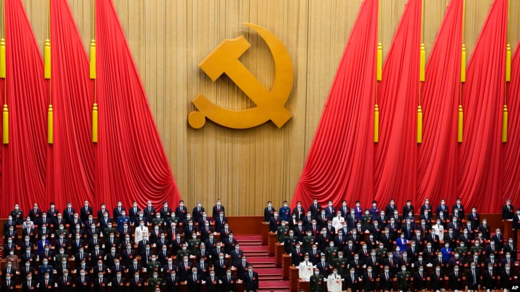 2022年10月22日，在北京人民大会堂出席中国共产党第20次全国代表大会闭幕式的代表们。(photo:VOA)