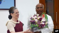 Kiongozi wa muda wa chama cha Congress Party Sonia Gandhi (kushoto) akimpa shada la maua kiongozi mpya wa chama hicho aliyechaguliwa Mallikarjun Kharge mjini New Delhi, India, Oktoba19, 2022.