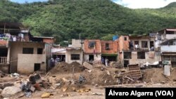Una docena de viviendas del sector 23 de Enero se desplomaron esta semana por deslizamientos de tierra ocurridas por las fuertes lluvias en Caracas, Venezuela. ÁLVARO ALGARRA/VOA