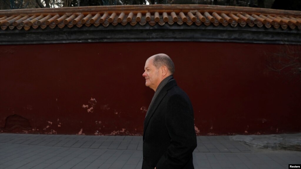 资料照片：时任德国副总理兼财政部长的朔尔茨访问中国期间在北京的景山公园。（2019年1月17日）