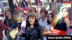 ایران میں مہسا امینی کی ہلاکت کے خلاف استنبول میں مظاہرے میں شریک خواتین