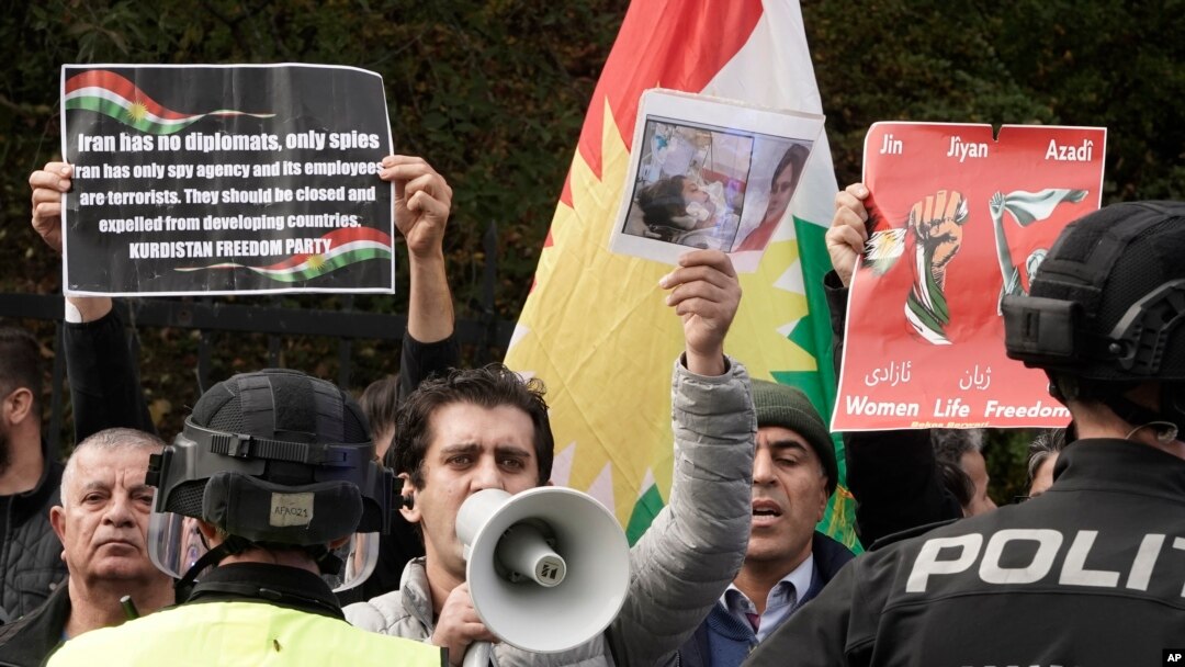 Manifestantes gritan consignas frente a la embajada de Irán en Oslo, Noruega, el jueves 29 de septiembre de 2022, mientras protestan por la muerte de Mahsa Amini, de 22 años, bajo custodia en Irán después de que fuera detenida por la policía moral del país. Varias personas intentaron ingresar a la embajada iraní en Oslo, dijo la policía el jueves, y se produjeron peleas y arrojaron piedras a los oficiales, y las autoridades dijeron que unas 90 personas habían sido detenidas. (Terje Pedersen/NTB Scanpix vía AP)
