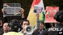 Manifestantes gritan consignas frente a la embajada de Irán en Oslo, Noruega, el jueves 29 de septiembre de 2022, mientras protestan por la muerte de Mahsa Amini, de 22 años, bajo custodia en Irán después de que fuera detenida por la policía moral del país. Varias personas intentaron ingresar a la embajada iraní en Oslo, dijo la policía el jueves, y se produjeron peleas y arrojaron piedras a los oficiales, y las autoridades dijeron que unas 90 personas habían sido detenidas. (Terje Pedersen/NTB Scanpix vía AP)