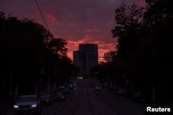 Pusat kota di Ukraina terlihat gelap tanpa listrik setelah infrastruktur sipil kritis terkena serangan rudal Rusia, di Kamianske, wilayah Dnipropetrovsk, Ukraina, 11 Oktober 2022. (Foto: Reuters)