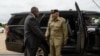 美国国防部长奥斯汀的推特发布的照片显示奥斯汀在五角大楼迎接到访的巴基斯坦陆军参谋长巴杰瓦将军。(2022年10月5日)