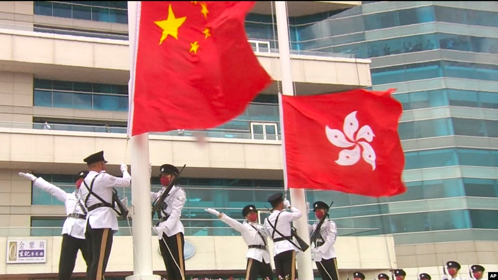 2022年10月1日香港紀律部隊在香港會議中心外面紫荊花廣場升起中華人民共和國國旗和香港特別行政區區旗。-照片來自香港政府