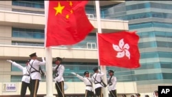 2022年10月1日香港紀律部隊在香港會議中心外面紫荊花廣場升起中華人民共和國國旗和香港特別行政區區旗。 -照片來自香港政府