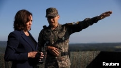 카멀라 해리스(왼쪽) 미국 부통령이 29일 한반도 비무장지대(DMZ)를 방문해 북한 쪽을 바라보고 있다. 