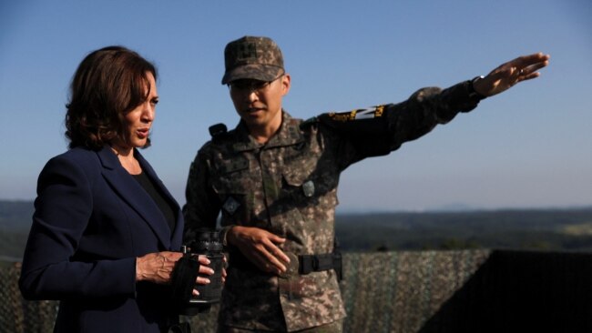카멀라 해리스(왼쪽) 미국 부통령이 29일 한반도 비무장지대(DMZ)를 방문해 북한 쪽을 바라보고 있다.