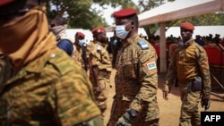 Le nouveau dirigeant du Burkina Faso, le capitaine Ibrahim Traoré, arrive pour une cérémonie en l'honneur des soldats tués à Gaskinde, à Ouagadougou, le 8 octobre 2022.