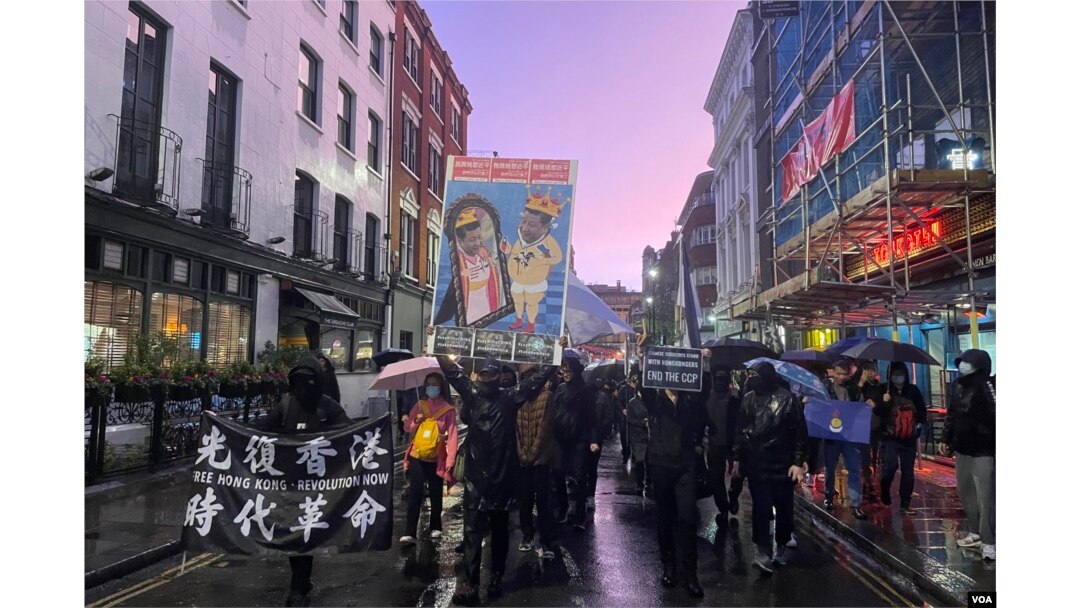 2022年10月23日伦敦示威抗议中国驻曼彻斯特总领事馆人员殴打香港示威者。 (摄影:美国之音郑乐捷)