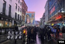 2022年10月23日伦敦示威抗议中国驻曼彻斯特总领事馆人员殴打香港示威者。 （摄影：美国之音郑乐捷）