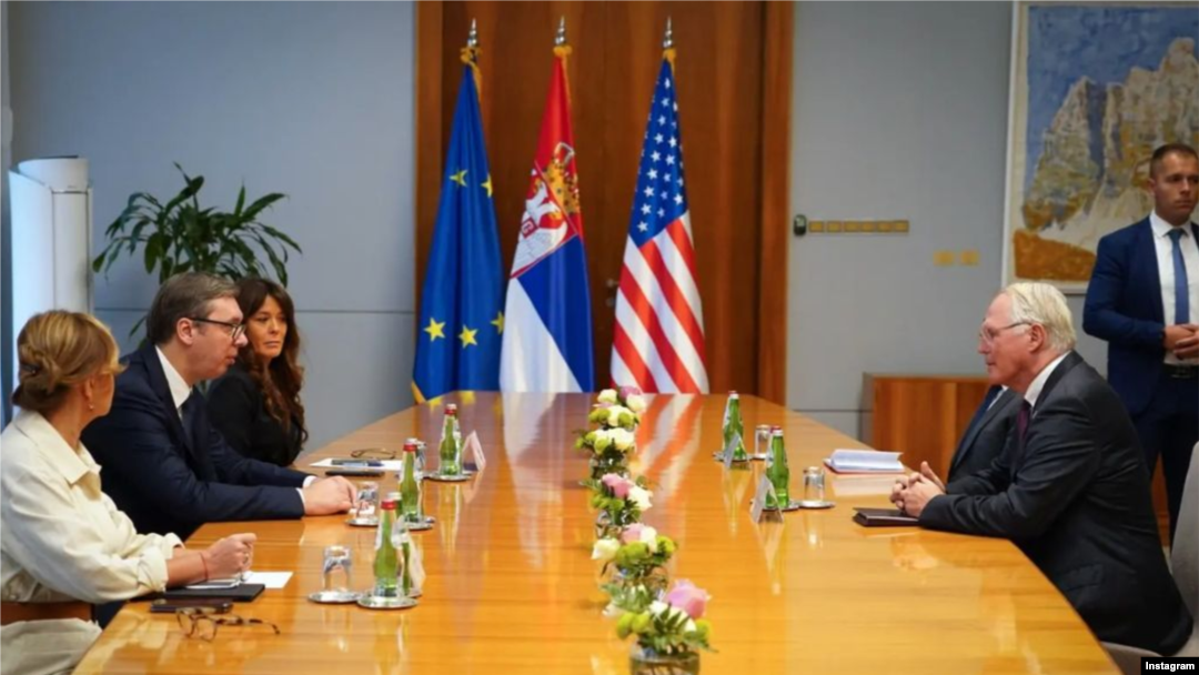 Predsednik Srbije Aleksandar Vučić tokom sastanka sa ambasadorom Sjedinjenih Država u Beogradu Kristoferom Hilom, u Beogradu, 29. septembra 2022. (Foto: Instagram/buducnostsrbijeav)