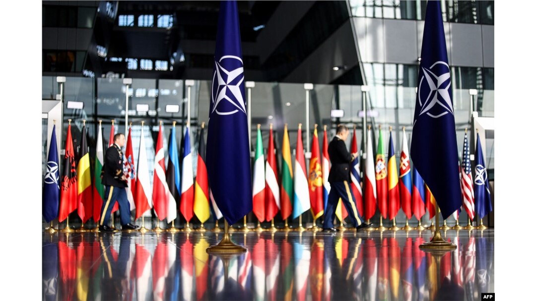 Bendera 30 negara anggota Organisasi Perjanjian Atlantik Utara (NATO) terlihat di Markas Besar NATO di Brussel, Belgia (foto: dok).