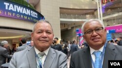 帕勞駐美大使赫爾西·京田(左)與馬紹爾群島駐美大使杰羅德·扎基奧斯2022年參加在華盛頓舉辦的“台灣形象展”。（美國之音鍾辰芳拍攝）